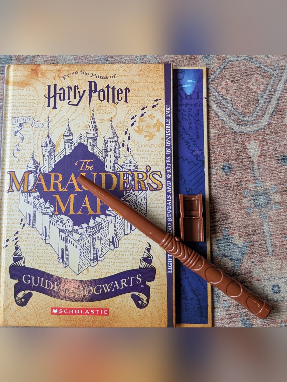 Harry Potter The Marauder's Map Guide to Hogwarts with Light-Up Wand - Brown